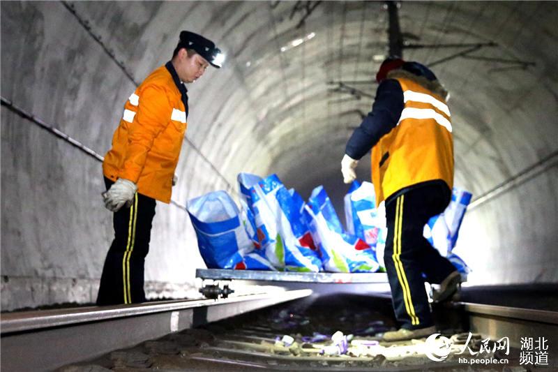 高铁养路人深夜整修合武高铁线碧绿河隧道迎春运