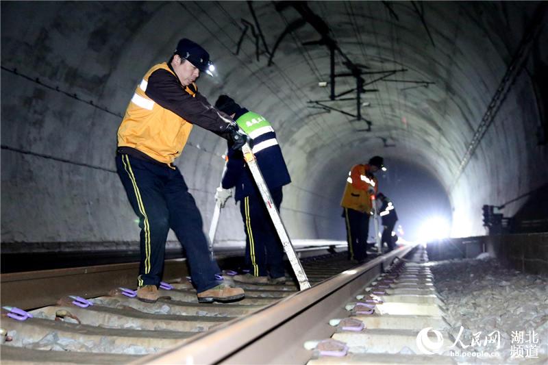 高铁养路人深夜整修合武高铁线碧绿河隧道迎春运