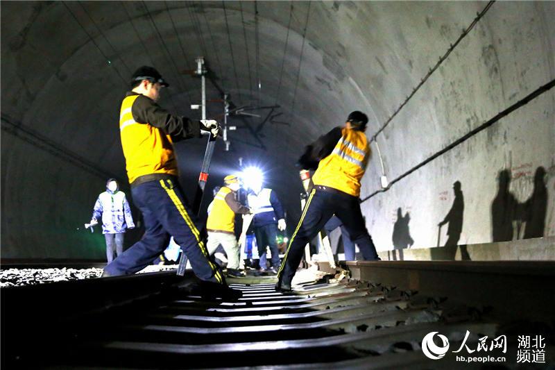高铁养路人深夜整修合武高铁线碧绿河隧道迎春运