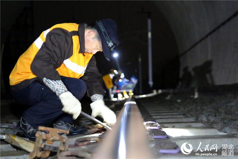 高铁养路人深夜整修合武高铁线碧绿河隧道迎春运
