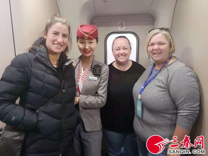 外国友人乘高铁来西安旅游 直呼太好了