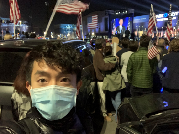 正午世界观丨美国人家门口的三张海报，新桃能换旧符吗？