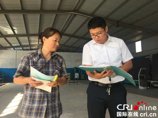 淄博市淄川区：年轻干部淬炼成长在基层_fororder_在寨里镇挂职副镇长的年轻干部杨超深入企业车间调研。 闫盛霆 摄_副本