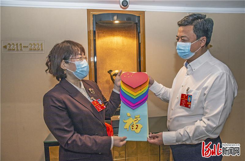 两会现场｜一份神秘的“礼物”_fororder_cbaff32a-14c1-4257-96b3-581562e5b83d_watermark