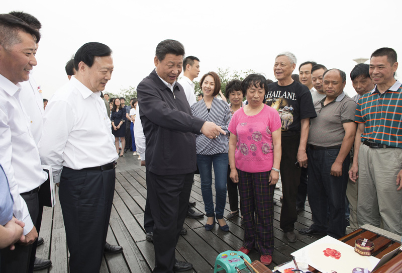 2015年习近平与群众在一起的亲密瞬间