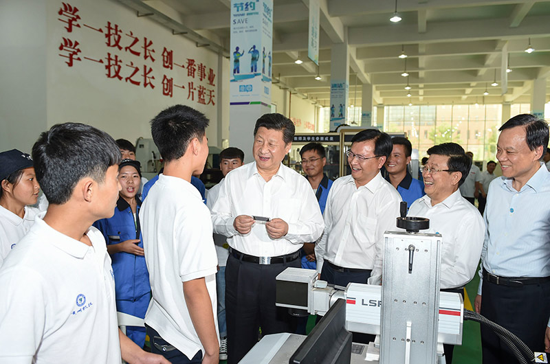 2015年习近平与群众在一起的亲密瞬间