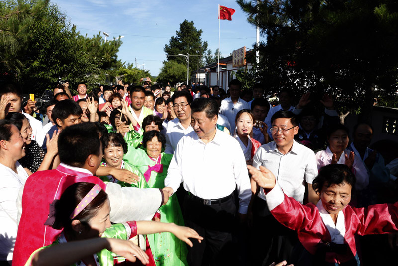 2015年习近平与群众在一起的亲密瞬间