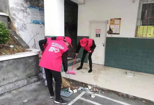 甘孜丹巴“00后”挺身而出 志愿参与两防工作_fororder_2、正在打扫卫生的志愿者们-供图-丹巴县委宣传部
