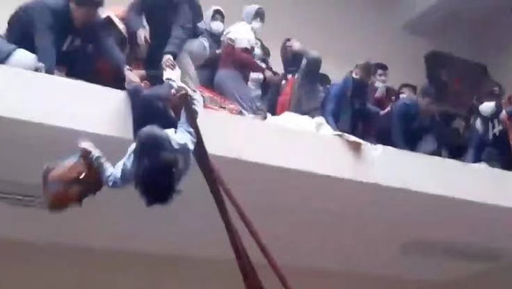 玻利维亚一大学走廊护栏断裂 至少6人坠亡5人重伤