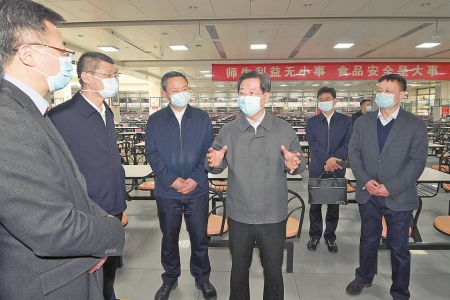 把责任担起来 把措施落下去 全力做好防范疫情输入和开学准备工作
