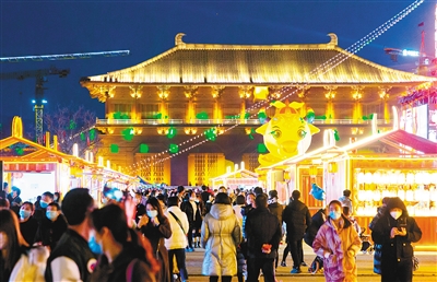 工地屡变“考古现场” 光影璀璨“越夜越美”  这个春节，西安热度了得