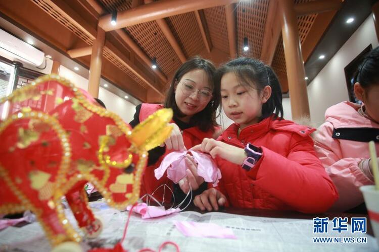 江苏扬州：巧手做花灯 快乐迎元宵