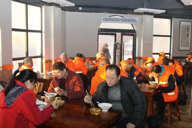 正能量吃正能量：餐馆店主免费请清洁工吃早餐