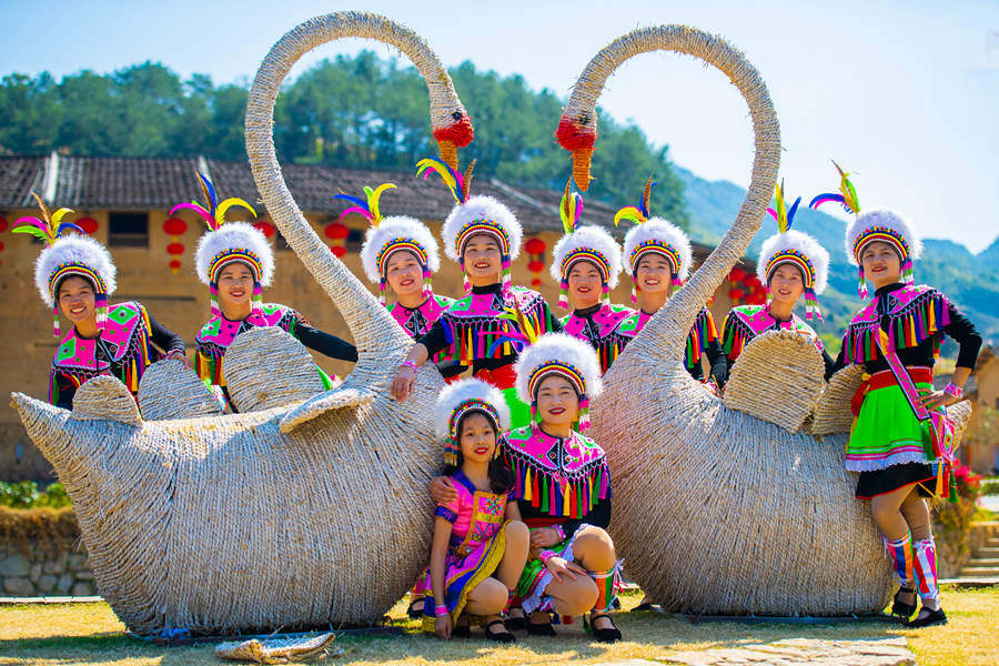 世遗土楼前的风情“高山舞”活力满满
