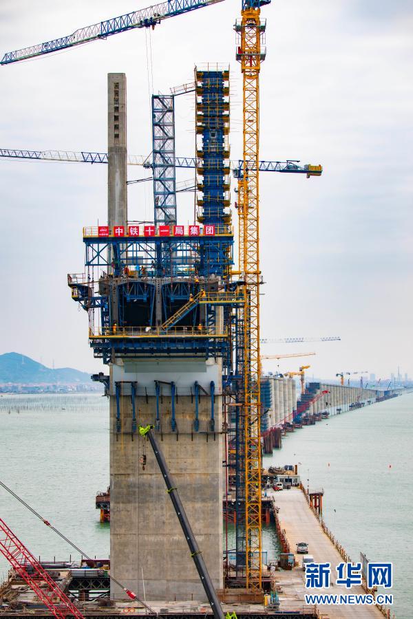 新建福厦铁路湄洲湾跨海大桥主塔封顶