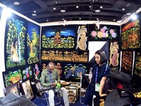 斯里兰卡展位展出精美工艺品_fororder_CqgNOlm5CrCAFrdwAAAAAAAAAAA379.899x556