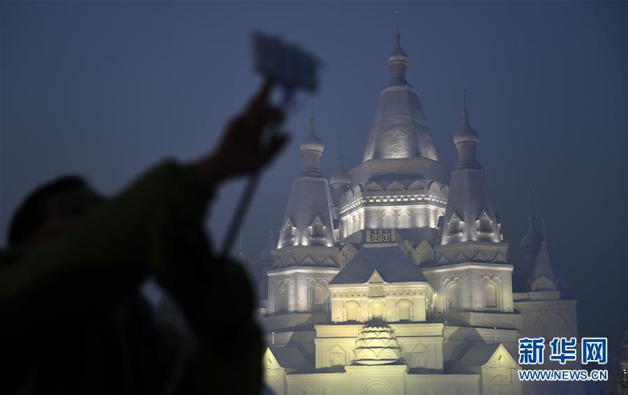 哈尔滨建成世界最高雪塑建筑
