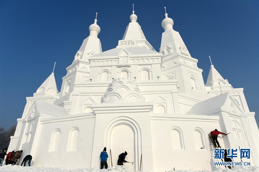 哈尔滨建成世界最高雪塑建筑