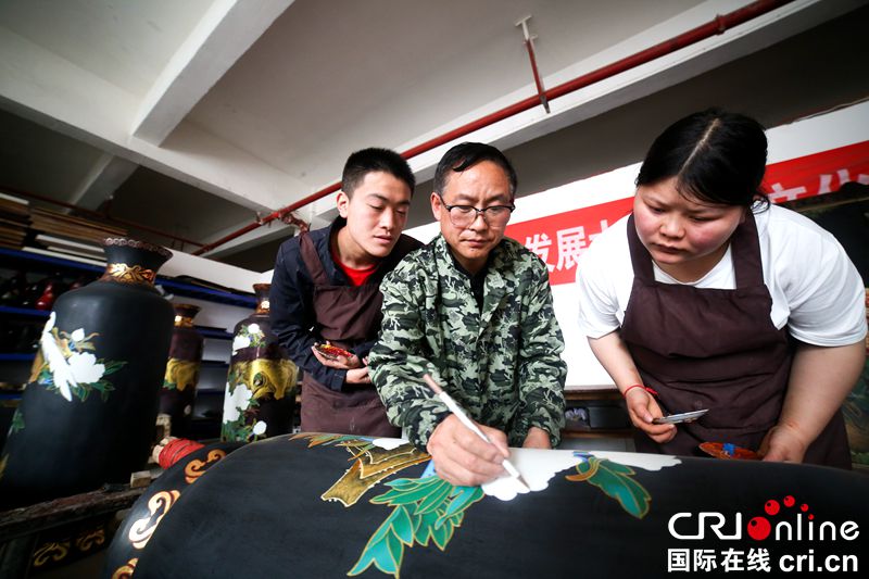 贵州大方：彝族老人30余年的漆器传承之路