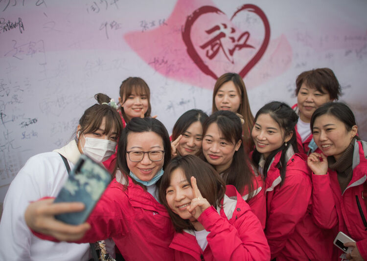 珞珈山的樱花之约：去年说再见，今春再相见！