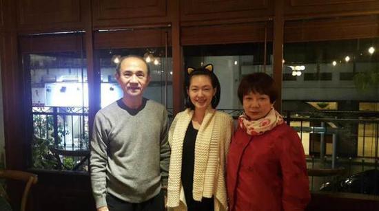 小S与老公许雅钧做公益 自称与公婆感情好