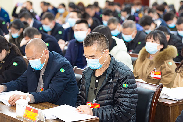 策马扬鞭助发展 政协自贡市沿滩区第九届五次会议开幕_fororder_6与会委员认真听取报告（摄影-廖志全）