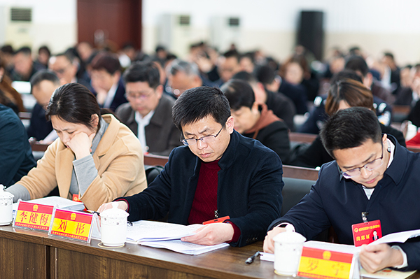 自贡沿滩：展望“十四五”加快融入成渝地区双城经济圈建设_fororder_6与会代表认真听取报告（摄影-廖志全）