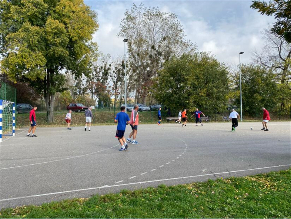 The oldman exercising in the street, serbia_fororder_塞尔维亚老年足球比赛_副本