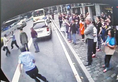 小偷窃19万元名包当假货扔掉
