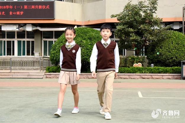 【教育（图片+摘要）】【走遍山东-济南】（页面标题）济南这所小学校服美翻了（内容页标题）济南这所小学校服美翻了 还举办“校服发布会”