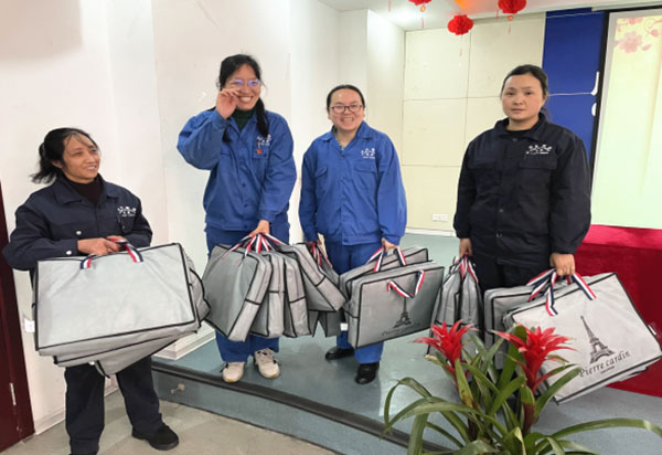 成都炭素发放纪念品 温暖“三八”妇女节_fororder_2、领到纪念品的员工们-摄影-刘泽鲜