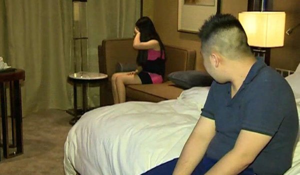深圳警方扫黄 卖淫女持有当红明星身份证