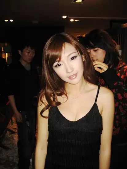 许久不见的刘谦竟胖成这样？然而他的“富三代”娇妻才实力抢镜！