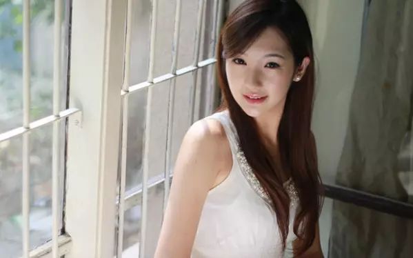 许久不见的刘谦竟胖成这样？然而他的“富三代”娇妻才实力抢镜！