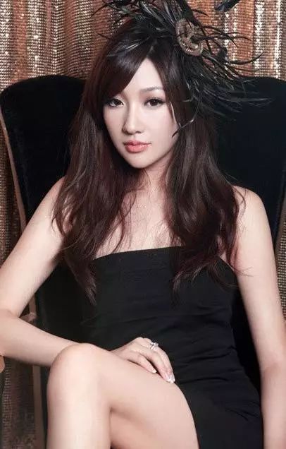 许久不见的刘谦竟胖成这样？然而他的“富三代”娇妻才实力抢镜！