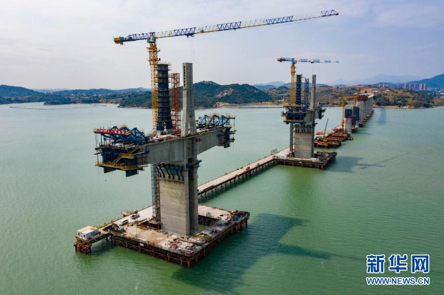 新建福厦铁路湄洲湾跨海大桥主塔封顶