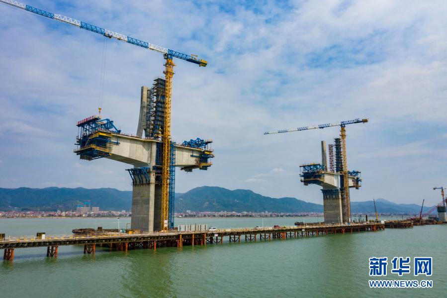 新建福厦铁路湄洲湾跨海大桥主塔封顶