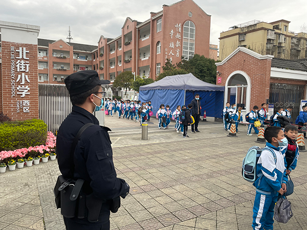 成都大邑县公安局多举措筑开学季校园牢安全屏障_fororder_民警护卫校园安全现场1