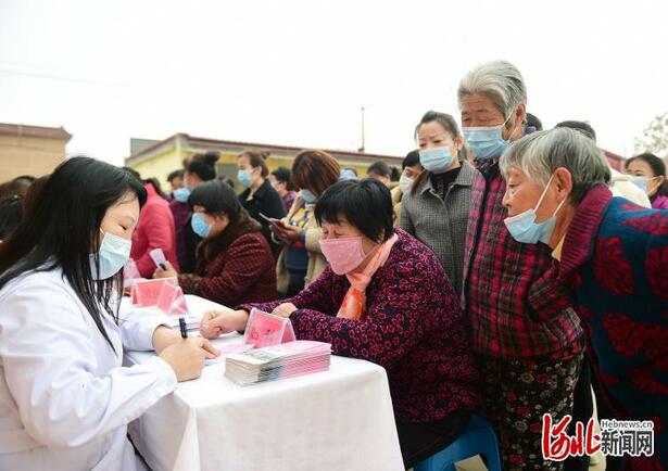 河北沧州：送医下乡为民解忧