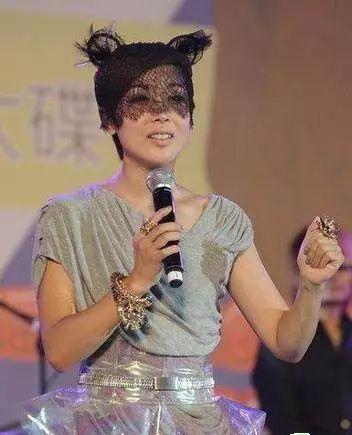 46岁歌手孙悦晒全家福，网友惊呆：竟嫁的那么好