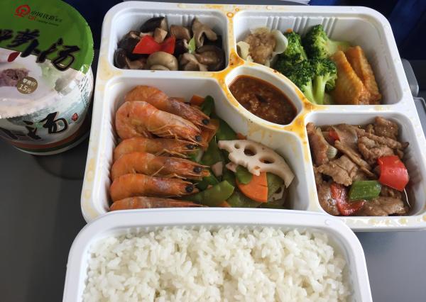 复兴号上吃啥？盒饭15至60元(组图)