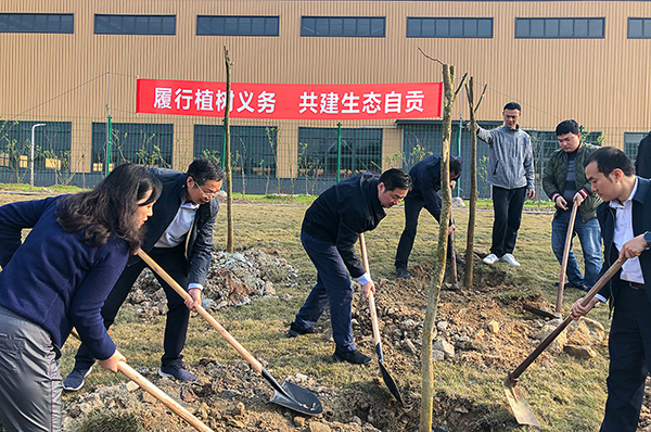 绿水青山谱写自贡美丽新篇 自贡市举行2021年“3·12植树节”活动_fororder_1植树活动现场（摄影-冯常英）