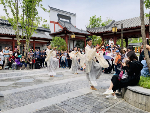 【河南供稿】五一假期 近十七万人赏玩郑州园博园