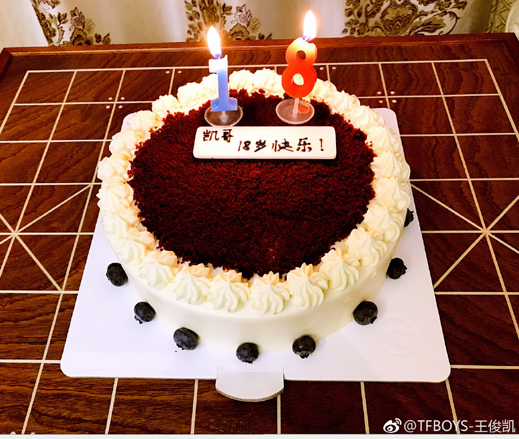 王俊凯18岁生日董子健祝早日成家 网友:都和你一样？