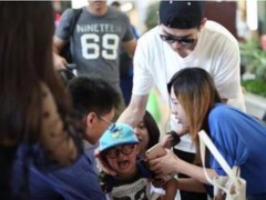 张翰在机场穿拖鞋帮助小孩，却遭网友痛斥素质太差_娱乐_腾讯网