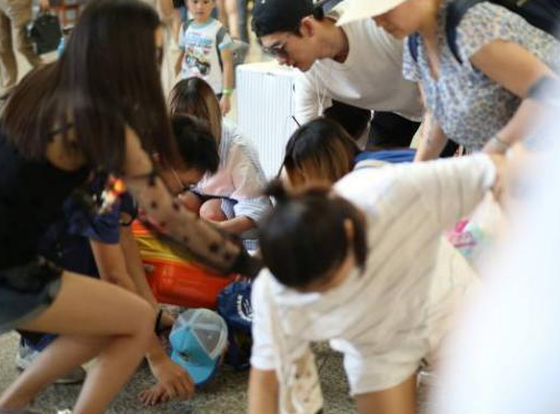 张翰在机场帮助小孩 却因为这个遭网友痛斥