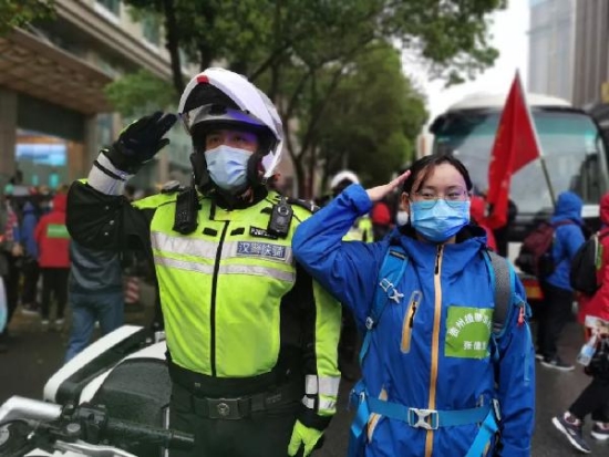 （社会）“武昌鱼”送别“酸汤鱼”，感谢牌亮了…