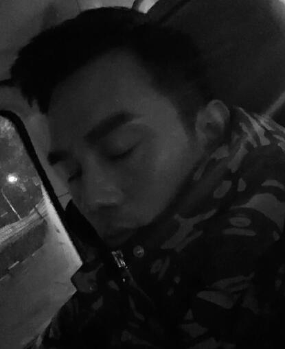 王凯晒闭目养神近照 完美侧颜引粉丝狂赞