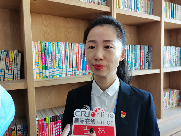 【吉林032202】长春：开展一周 课后服务广受好评_fororder_2图说：长春赫行实验学校小学部校长助理马蕾介绍学校课后服务开展情况_副本