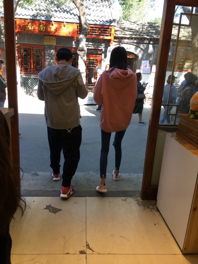 董子健当爹了！孙怡产下女婴轻握婴儿小手好温馨